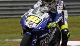 Почему Росси выставляет левую ногу перед поворотом