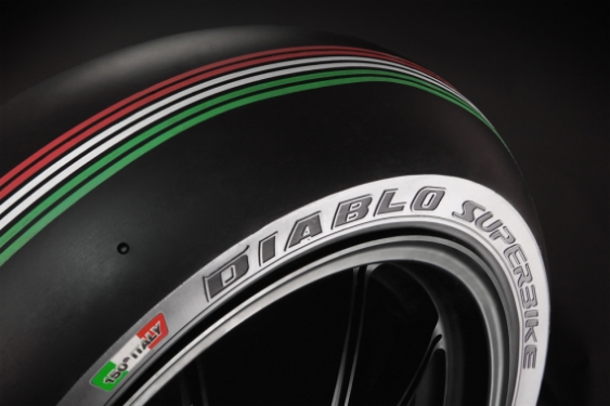 Pirelli изготовила шины с национальным флагом для чемпионата супербайк в честь 150-летия объединения Италии